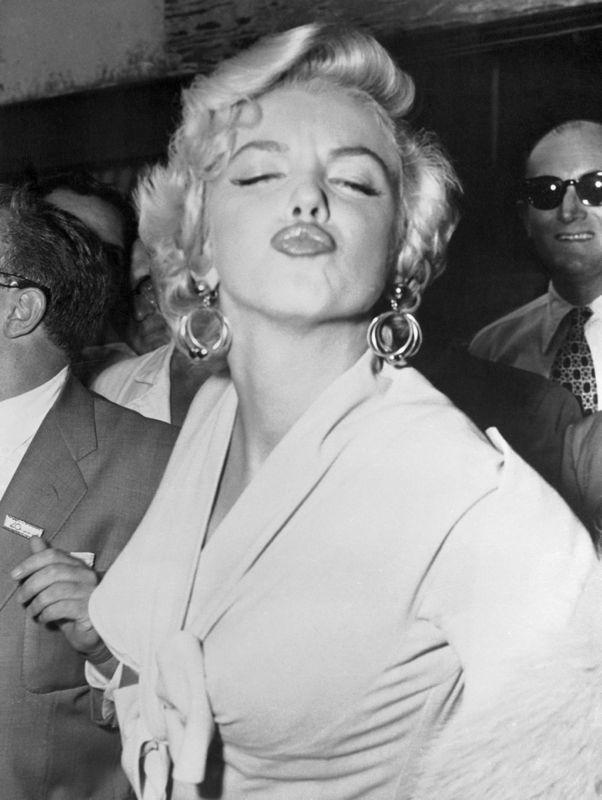 Marilyn Monroe Puckers for Photographers 